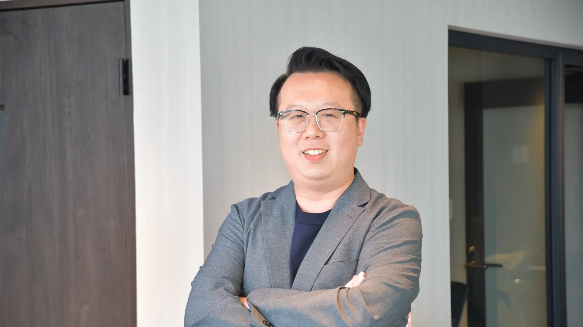 腕をこちらを見ているジェイソン