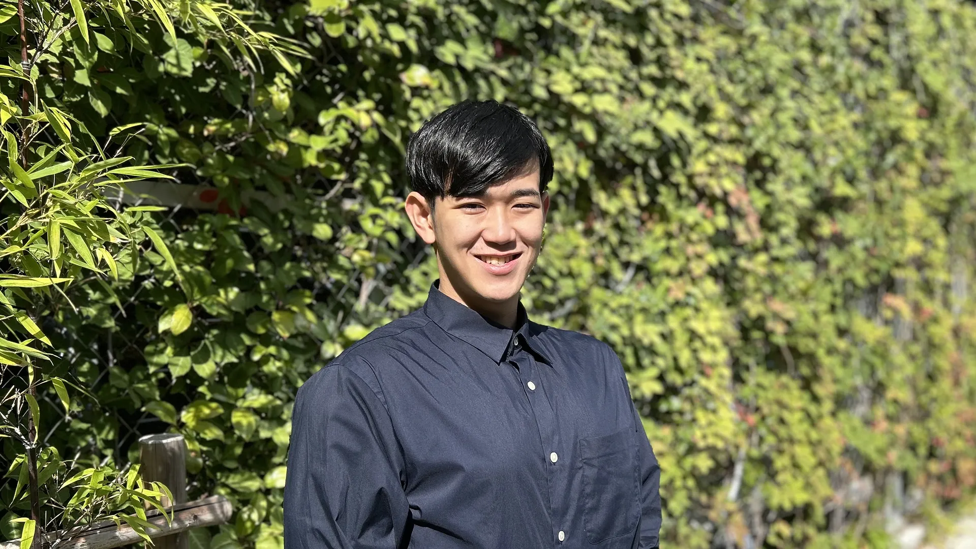 こちらを向き立っている石内さん