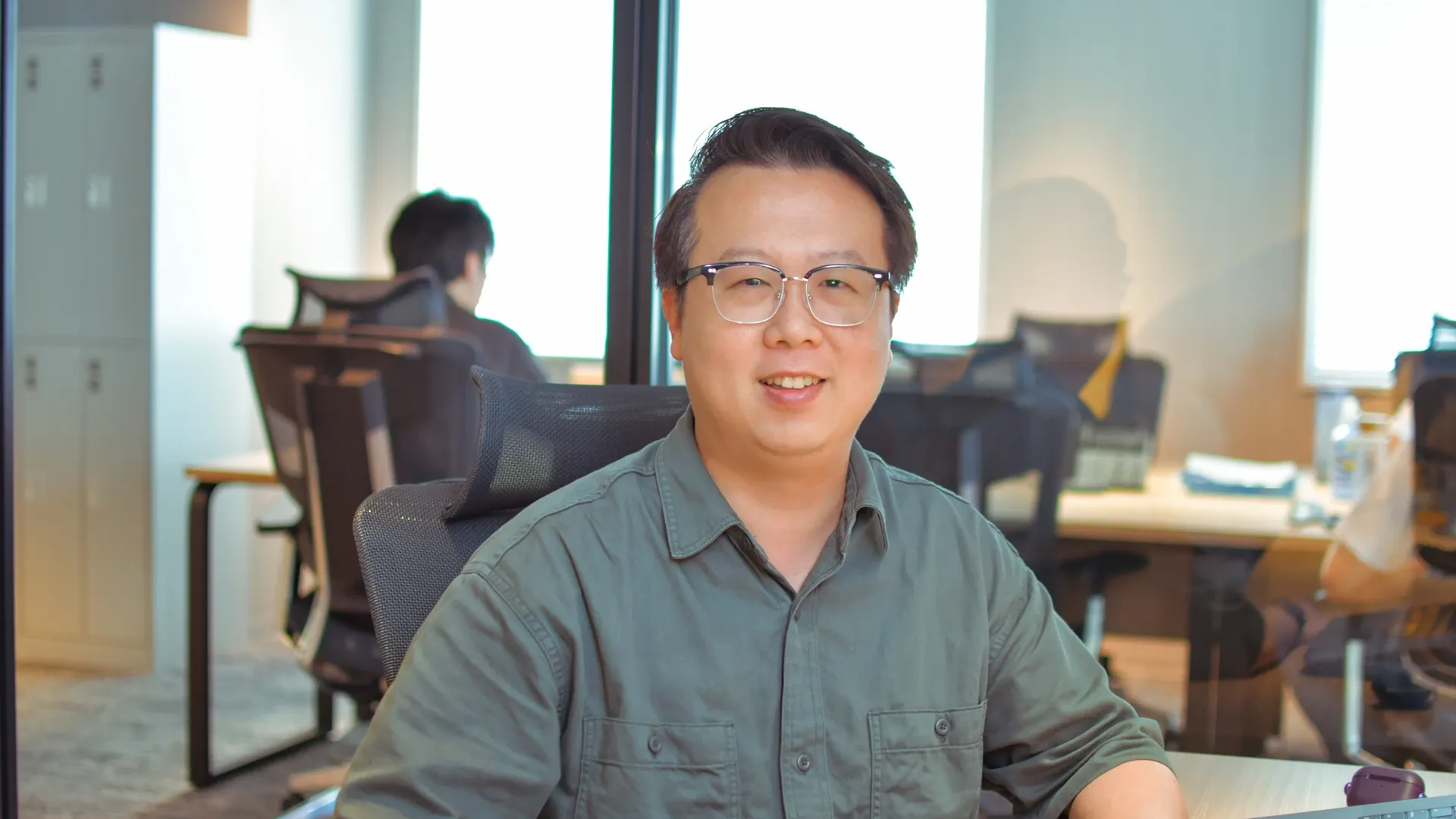 正面を見て微笑むジェイソン