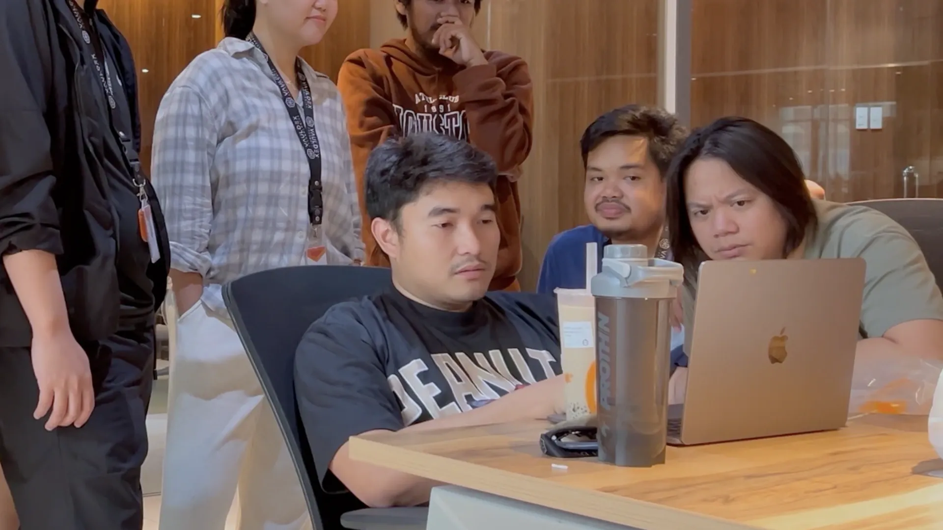 Kem and his team members are discussing something