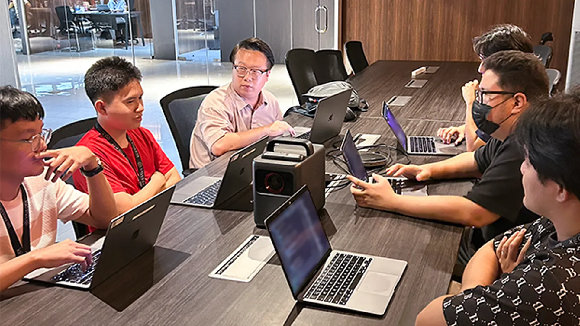 開発メンバーと打ち合わせしているジェイソン